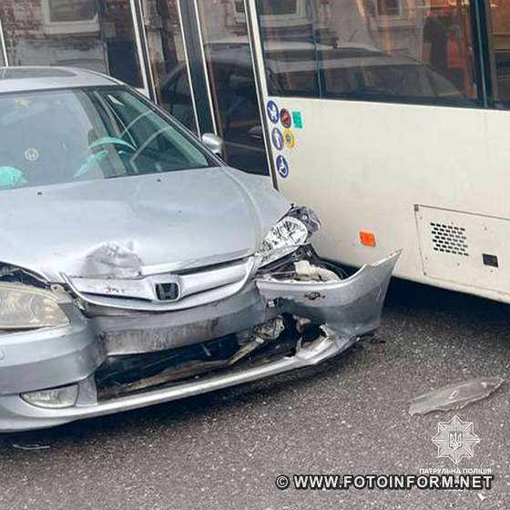 ДТП у Кропивницькому: тролейбус зіткнувся з іномаркою (ФОТО)